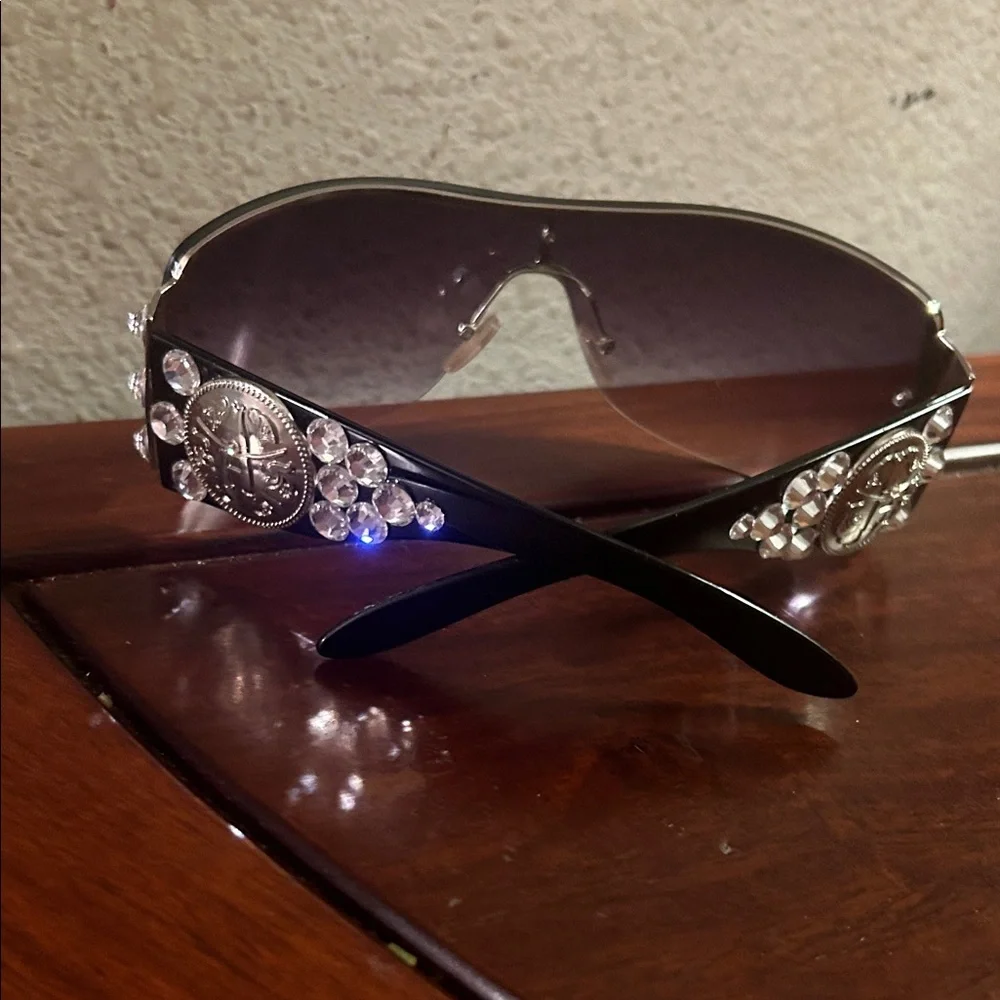 Elusive Cowgirl Stylish Black Sunglasses